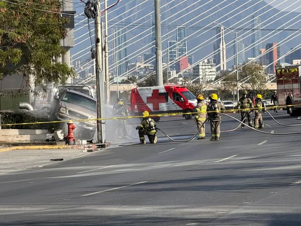 Tras chocar causa fuga de gas y agua; evacuan a 70 personas del área