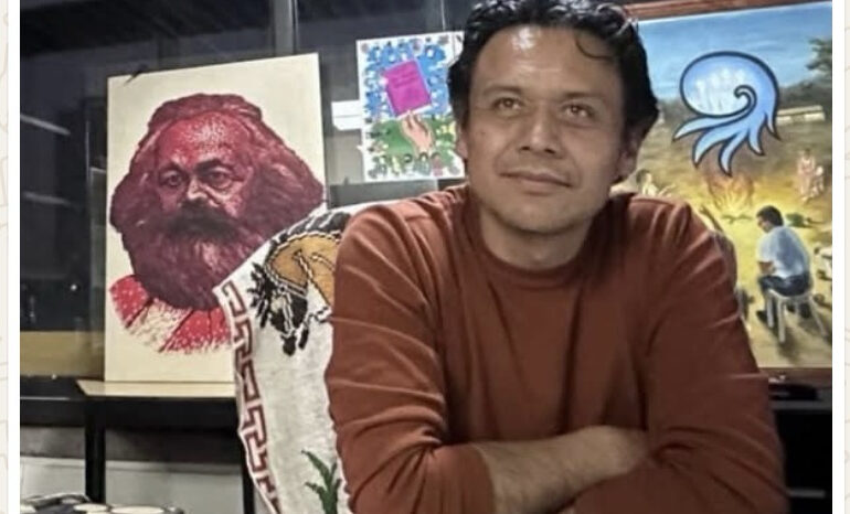 Tras 4 días atrincherado, Marx Arriaga deja su oficina en la SEP