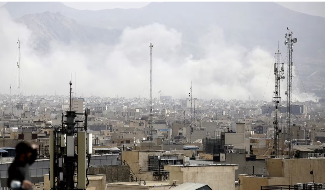 Israel y EU lanzan ataque contra Irán; en respuesta el régimen iraní ataca Dubai, Báhrein y Qatar