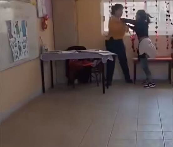 Golpea mamá a maestra de kinder por presuntos abusos  contra niños en Hidalgo