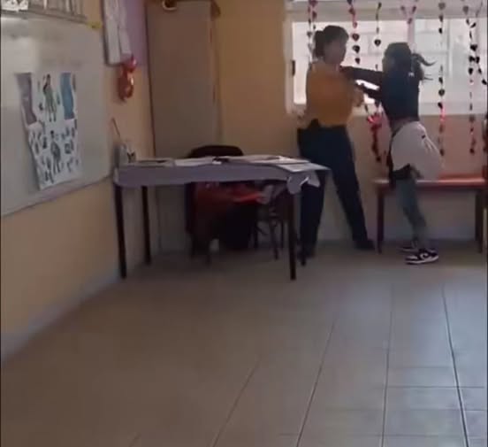 Golpea mamá a maestra de kinder por presuntos abusos  contra niños en Hidalgo