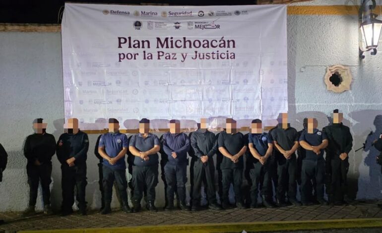 Caen 11 policías municipales por participar en bloqueos y quema de vehículos en Michoacán