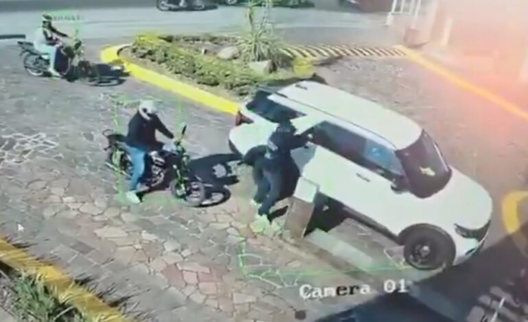 Malandros intentan despojar de camioneta, escoltas los balean, en Uruapan