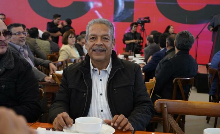 Tereso Medina levanta la mano para dirigir la CTM