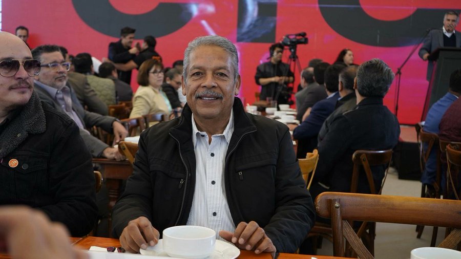 Tereso Medina levanta la mano para dirigir la CTM