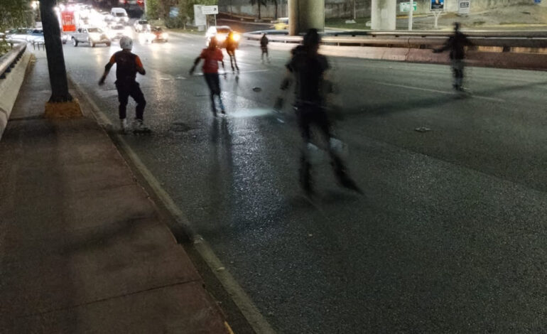 Patinadores, sin luz, ni protección, toman el Puente Gonzalitos a las 10 pm