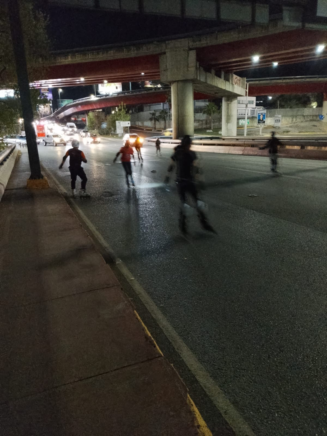 Patinadores, sin luz, ni protección, toman el Puente Gonzalitos a las 10 pm