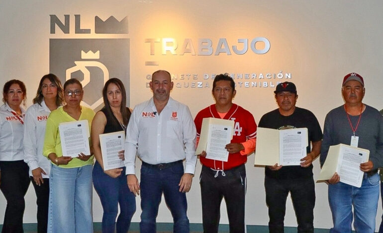 Entrega Secretaría del Trabajo actas en propiedad  beneficiarios de «Fomento al Autoempo