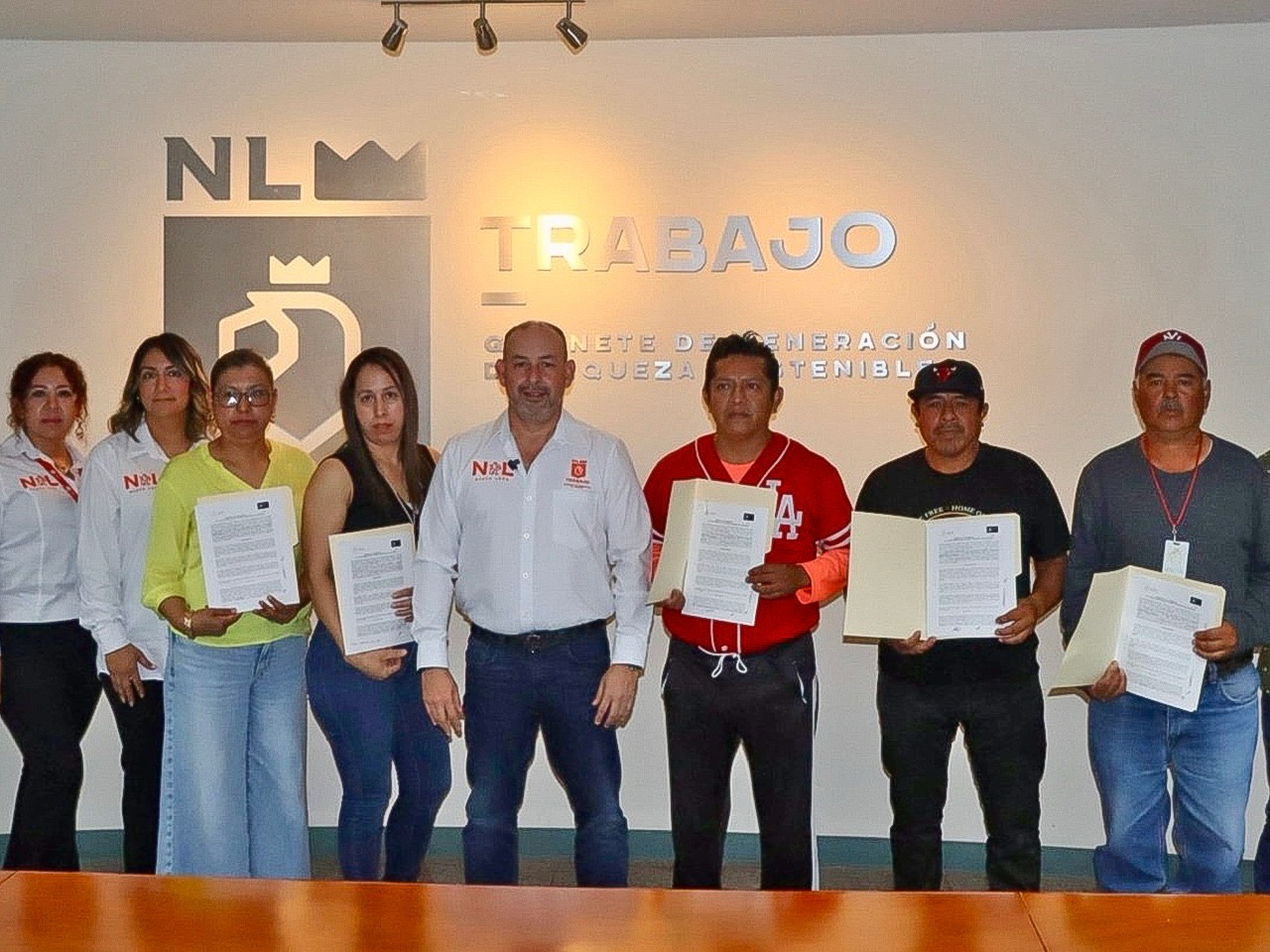 Entrega Secretaría del Trabajo actas en propiedad  beneficiarios de «Fomento al Autoempo