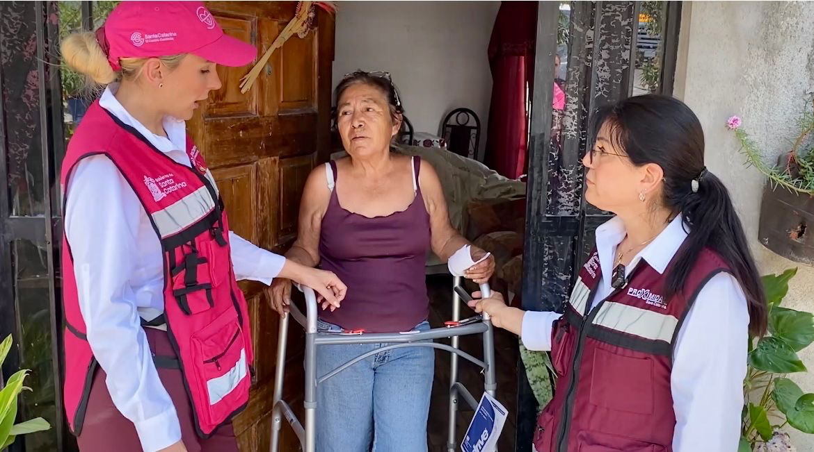 Apoya Santa Catarina a personas con discapacidad con aparatos de movilidad y equipos médicos