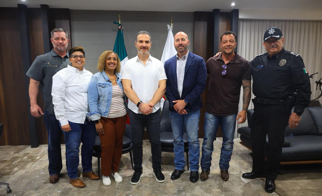 Visitan policías de Dallas al alcalde Adrián de la Garza