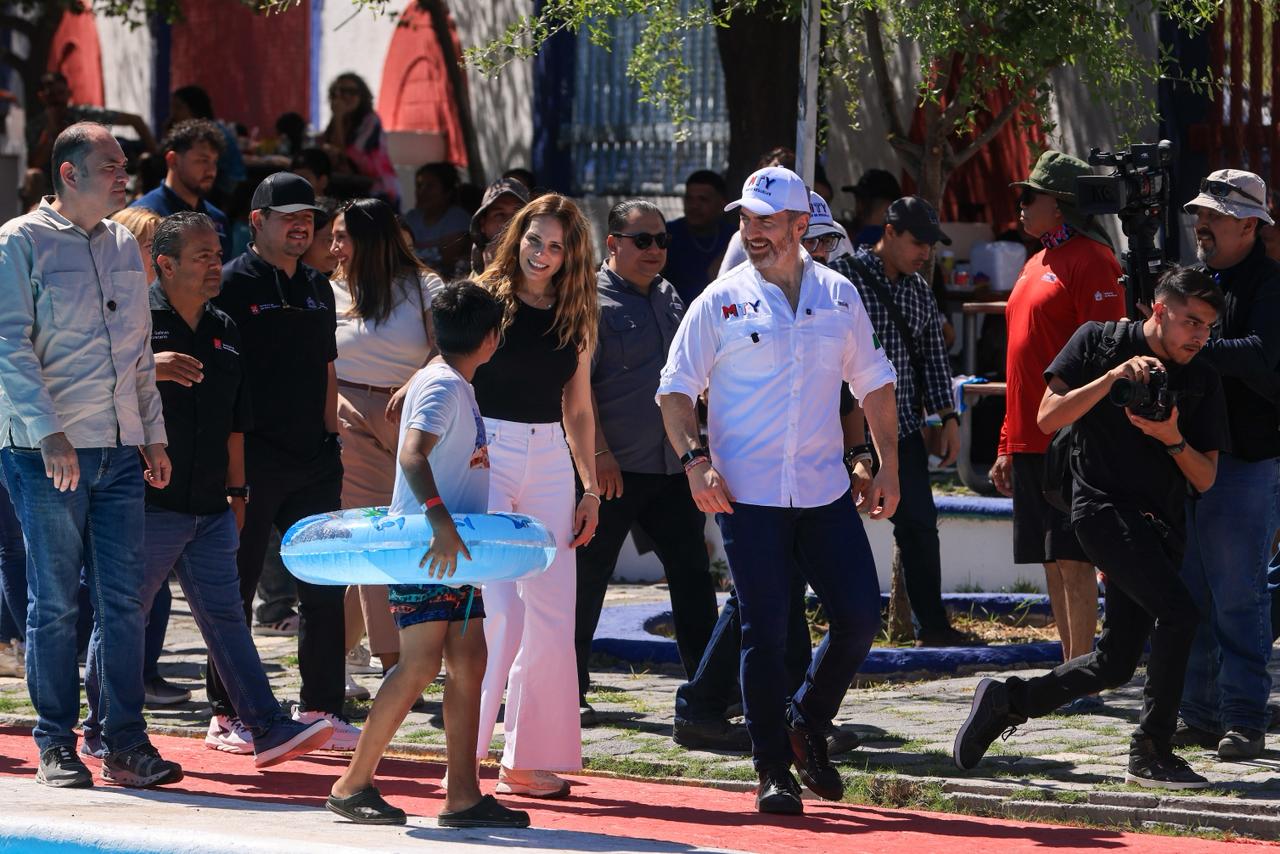 Abarrotan parques municipales en el inicio de la «Temporada Acuática Mty 2026»