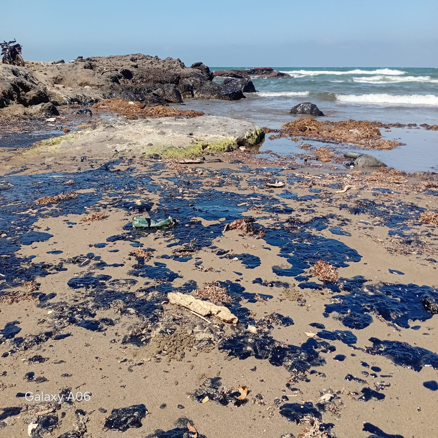 Fuga de crudo contamina 170 kms de costas veracruzanas