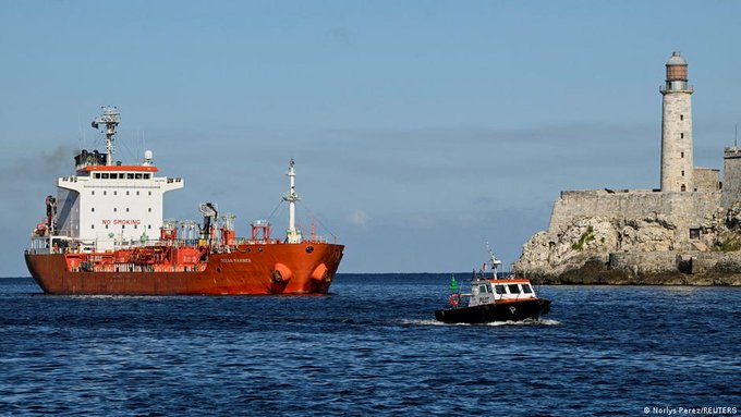 Busca Sheinbaum esquemas para vender petróleo a Cuba sin entrar en conflicto con EU