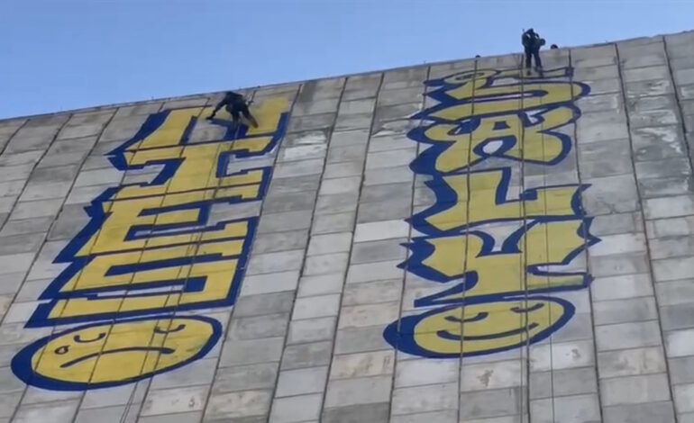 Grafiti extremo… a 25 metros de altura son capturados por pintar la Rompepicos