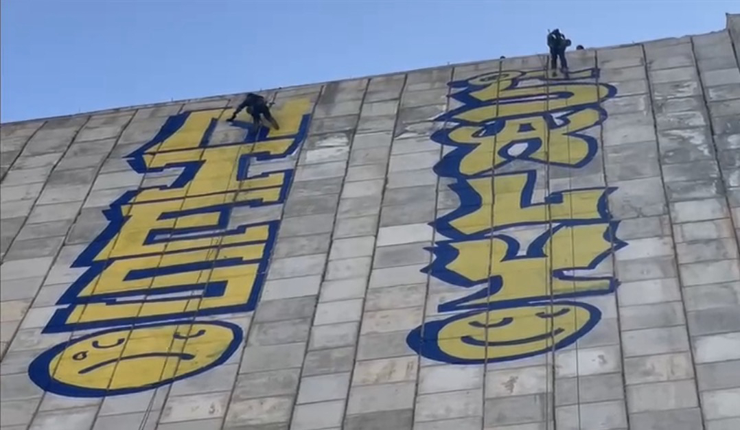 Grafiti extremo… a 25 metros de altura son capturados por pintar la Rompepicos