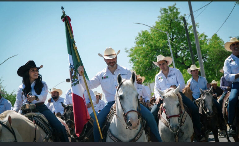 En la Cabalgata de Apodaca… la bandera se la entregaron a Adrián