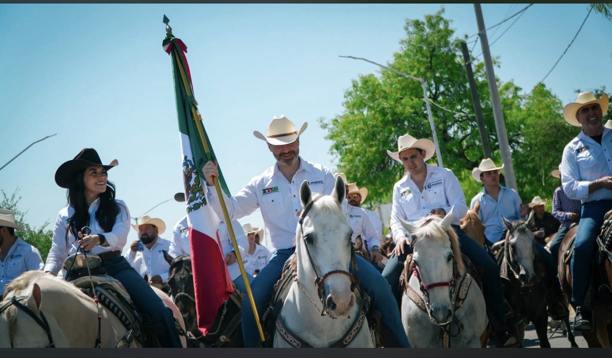 En la Cabalgata de Apodaca… la bandera se la entregaron a Adrián