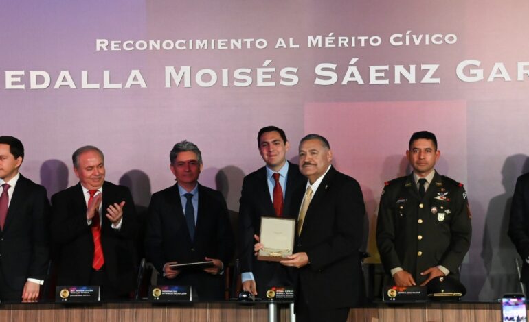 Entrega Apodaca Medalla  “Moisés Sáenz Garza” al Dr. Santos Guzmán López, rector de la UANL