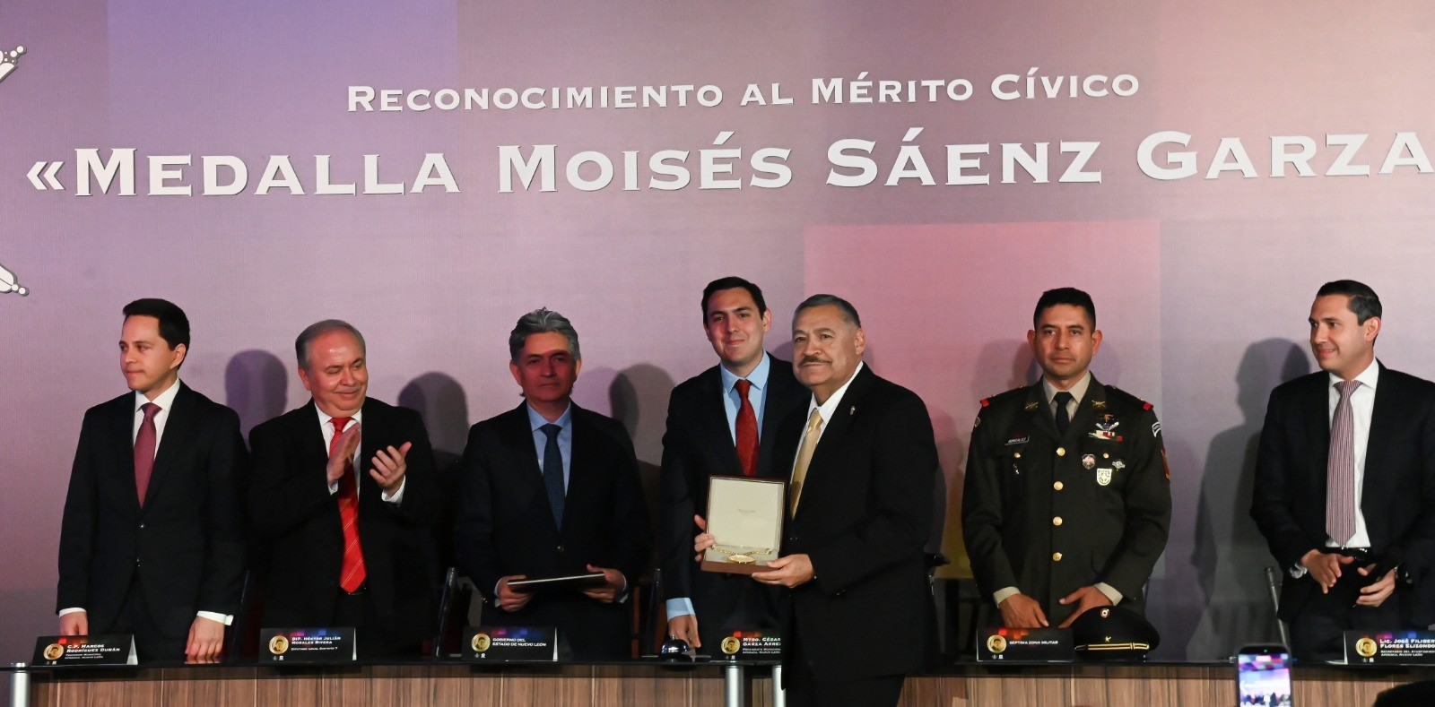 Entrega Apodaca Medalla  “Moisés Sáenz Garza” al Dr. Santos Guzmán López, rector de la UANL