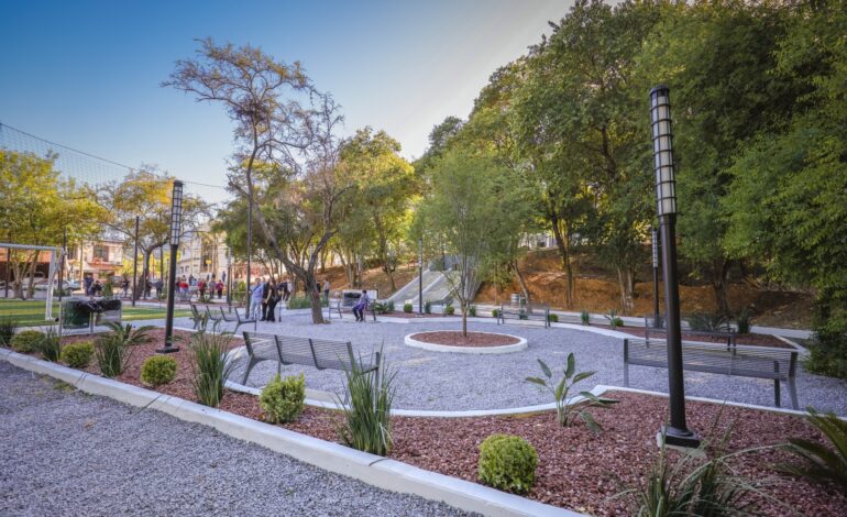 Fomenta Santiago la convivencia familiar con plaza pública en «Los Álamos»