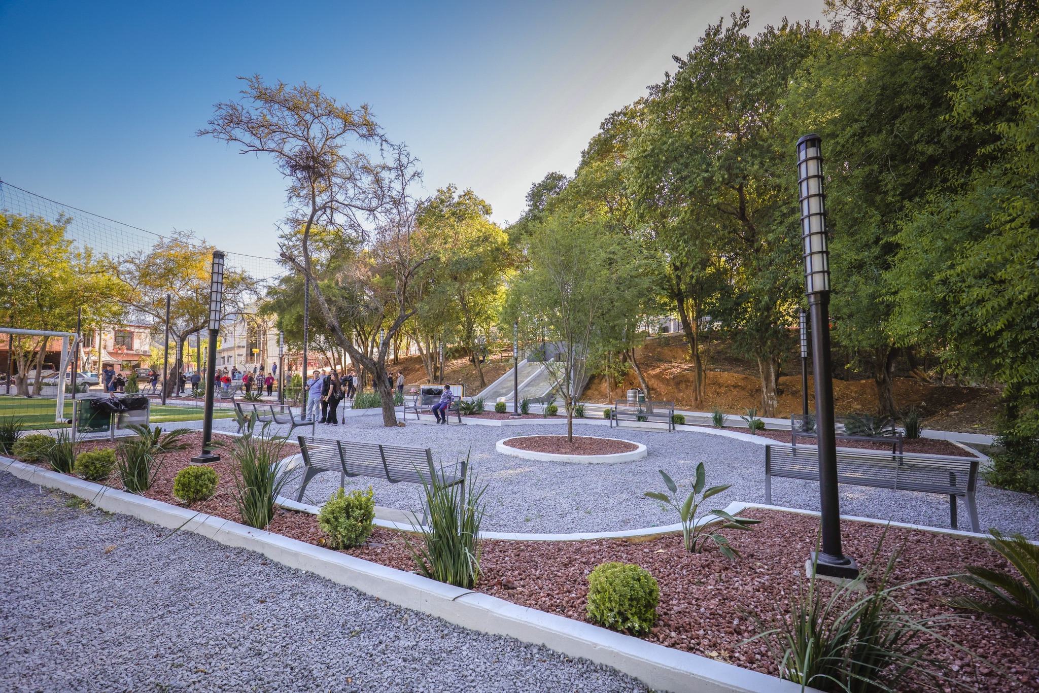 Fomenta Santiago la convivencia familiar con plaza pública en «Los Álamos»