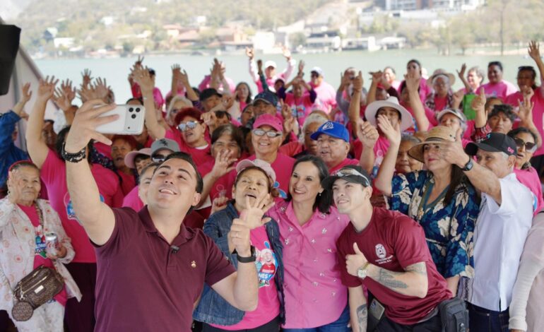 Municipio de García se lleva de paseo a sus «viejonas y viejones de oro»