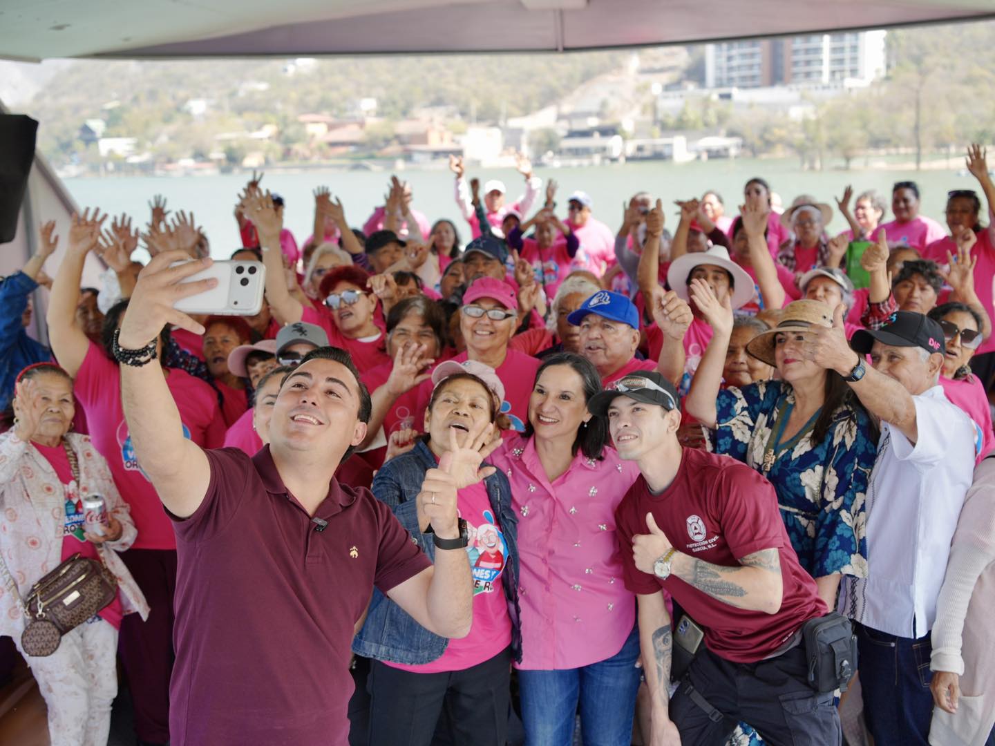 Municipio de García se lleva de paseo a sus «viejonas y viejones de oro»