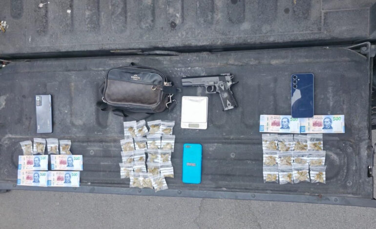 Estos angelitos traían arma y droga, y para completar su chivo, también asaltaban