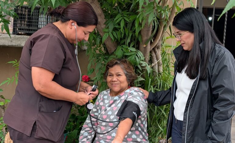 Santa lleva salud casa por casa a adultos mayores