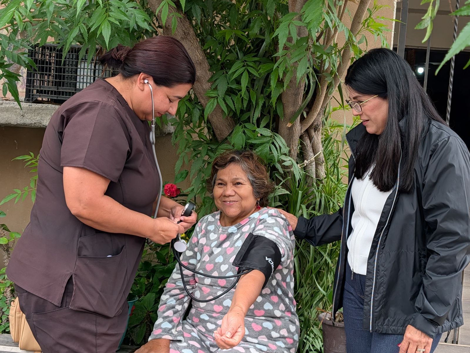 Santa lleva salud casa por casa a adultos mayores