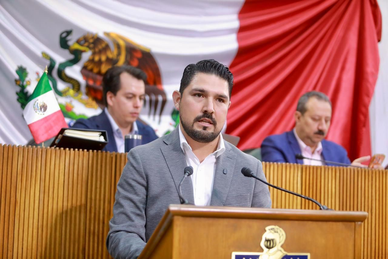 Exige Fernando Aguirre seguridad y energía eléctrica en escuela