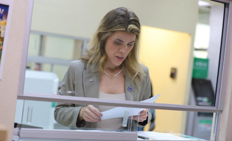 Va Claudia Caballero por regulación de redes sociales en planteles educativos