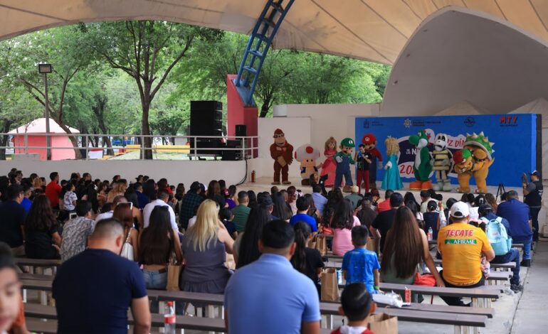 Festejan a hijos de policías y tránsitos de Monterrey