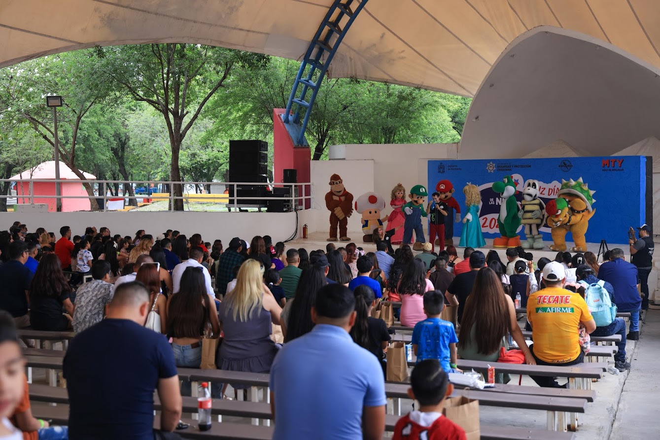 Festejan a hijos de policías y tránsitos de Monterrey