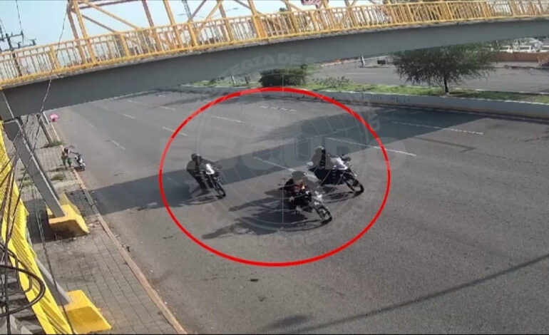 Se acabó la fuga cuando derrapó su moto en las vías y fue al suelo con 2 sobres de mota encima