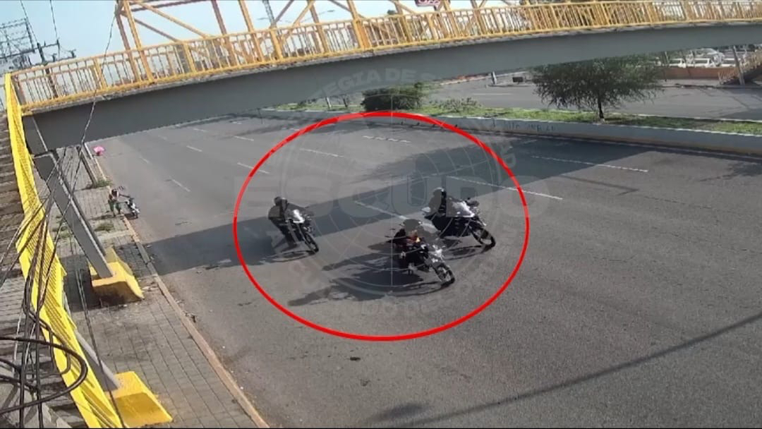 Se acabó la fuga cuando derrapó su moto en las vías y fue al suelo con 2 sobres de mota encima