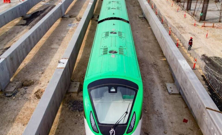 Celebran 35 años del metro con recorrido de prueba del Monorriel