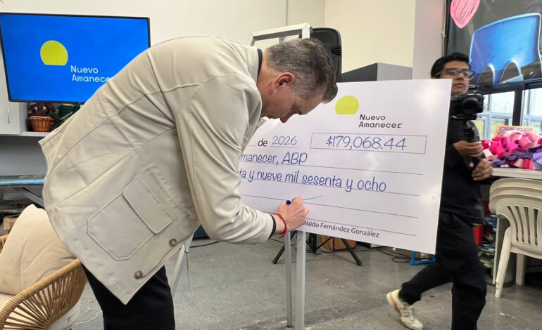 Entrega Waldo a Nuevo Amanecer el primer pago reparatorio de Karina Barrón