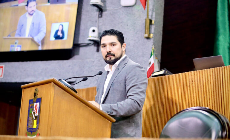 Busca Fernando Aguirre reconocer a mascotas en procesos de divorcio