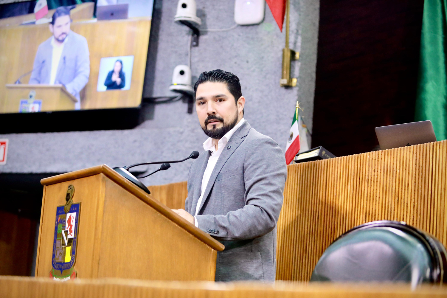 Busca Fernando Aguirre reconocer a mascotas en procesos de divorcio