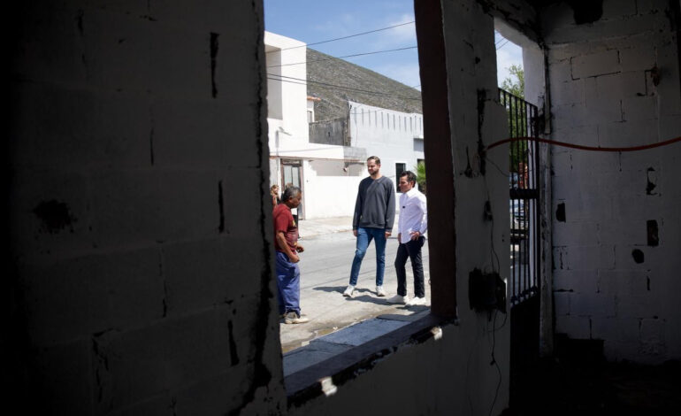 Salvan a un caballo… y rescatan a su dueño, sumido en un mar de desperdicios