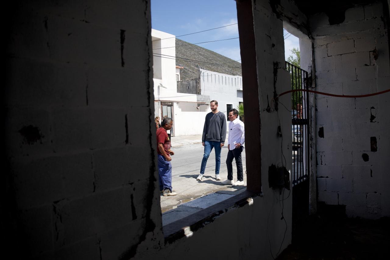 Salvan a un caballo… y rescatan a su dueño, sumido en un mar de desperdicios