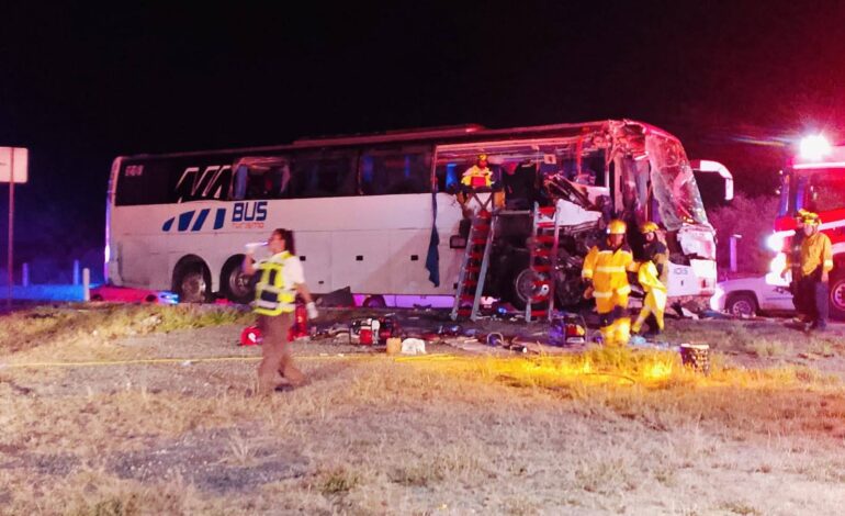 Fallecen dos pasajeros de autobús al estrellarse la unidad contra Torton en la Victoria-Monterrey