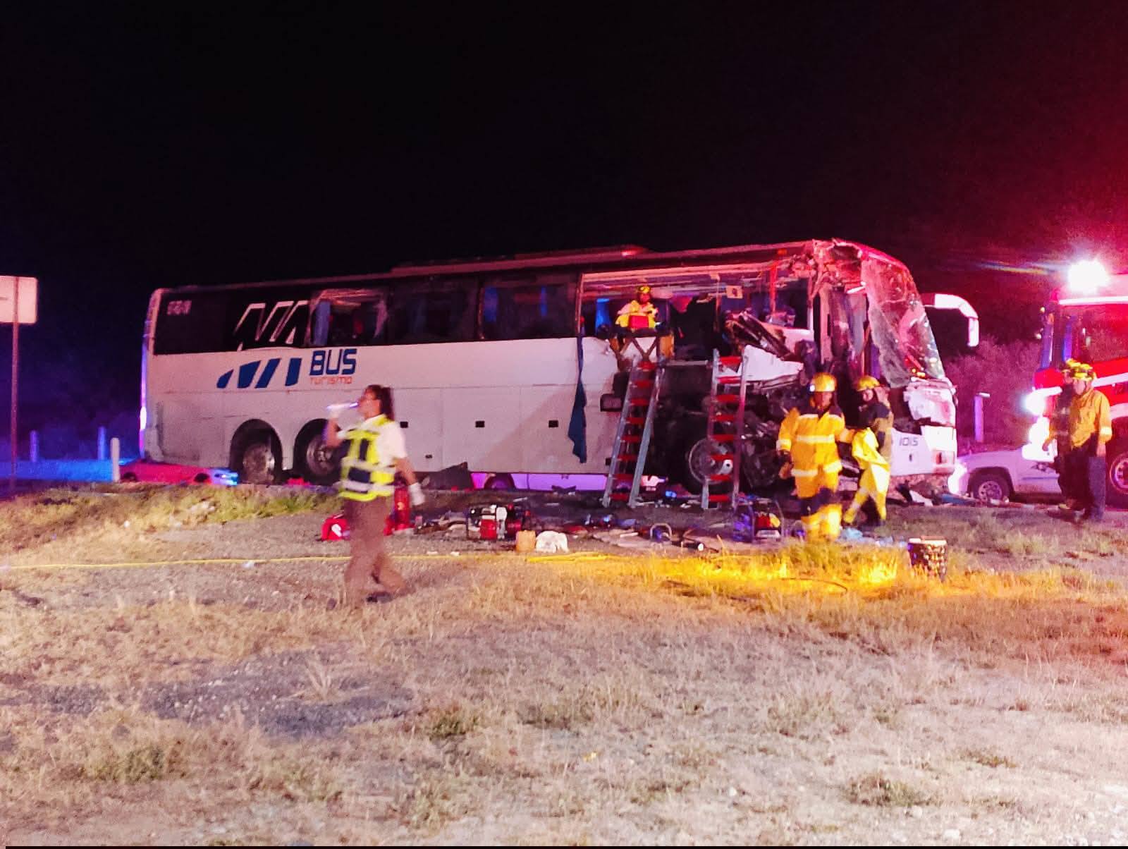 Fallecen dos pasajeros de autobús al estrellarse la unidad contra Torton en la Victoria-Monterrey