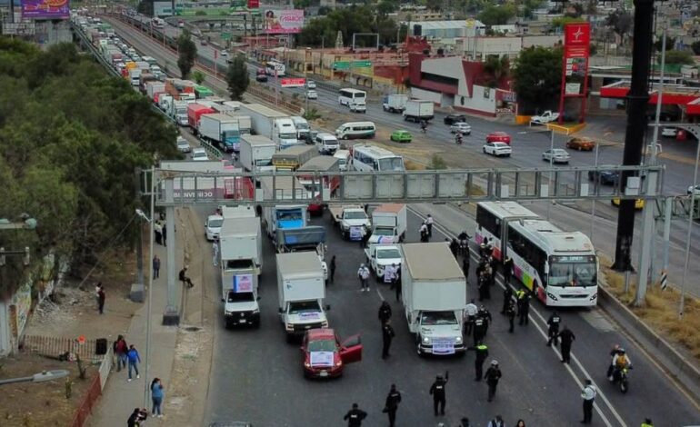 Inician bloqueos carreteros de transportistas y agricultores en 20 estado del País