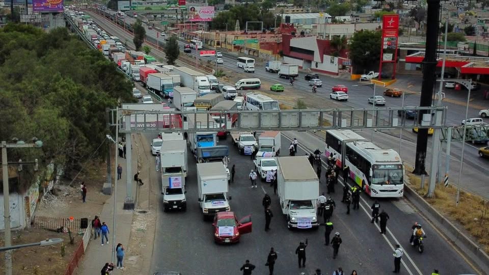 Inician bloqueos carreteros de transportistas y agricultores en 20 estado del País
