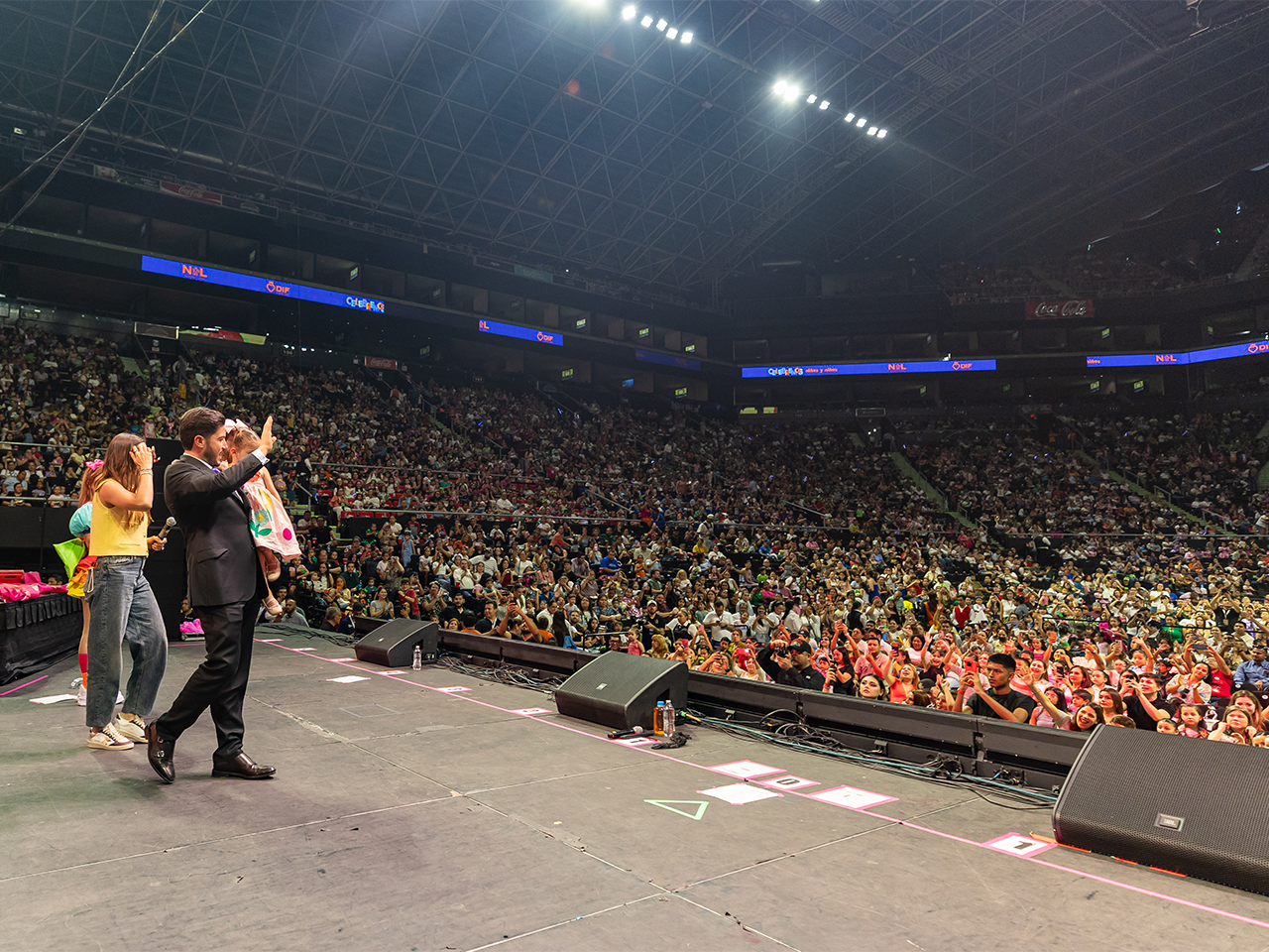 Celebra Nuevo León a miles de niñas y niños con Lara Campos
