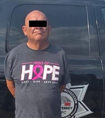 Abuelo de 73 años resulta todo un maleante, carga droga, arma… y asalta Oxxos