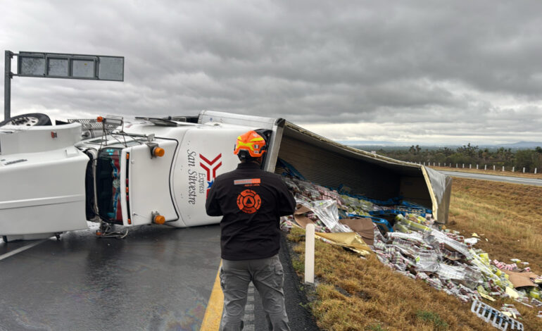 La llovizna y un descuido causan volcadura de tráiler y regadero de bebida «saludable»